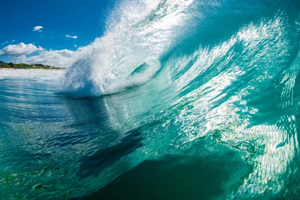 ターコイズブルーのビーチは海で波を破る 太陽の光で波を壊す — ストック写真