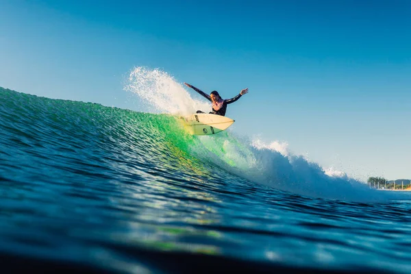 Lutego 2022 Brazylia Florianopolis Kobieta Podczas Surfowania Porannym Światłem Surf — Zdjęcie stockowe