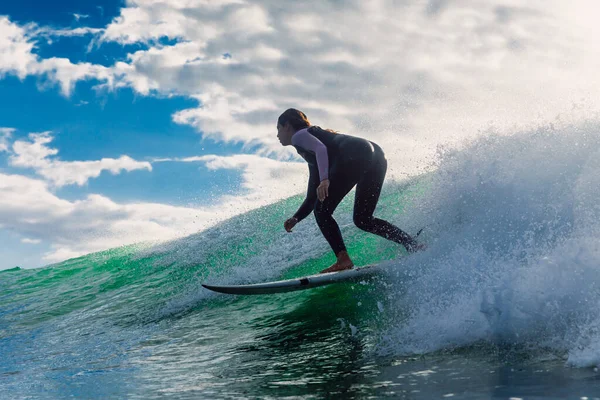 Februari 2022 Brazilië Florianopolis Vrouw Wetsuit Tijdens Het Surfen Met — Stockfoto