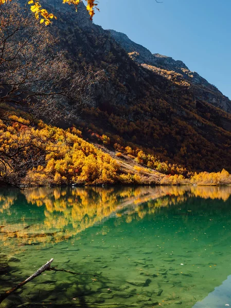 Hora Transparentní Jezero Křišťálově Čerstvá Voda Odraz Podzimní Stromy — Stock fotografie