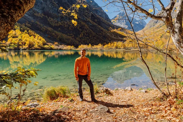 Szczęśliwy Człowiek Nad Kryształowym Jeziorem Jesiennych Górach Mountain Przezroczyste Jezioro — Zdjęcie stockowe