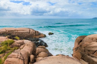 Tropikal bitkilerle dolu tropik kıyı şeridi, Florianopolis 'te inanılmaz kayalar ve turkuaz okyanus