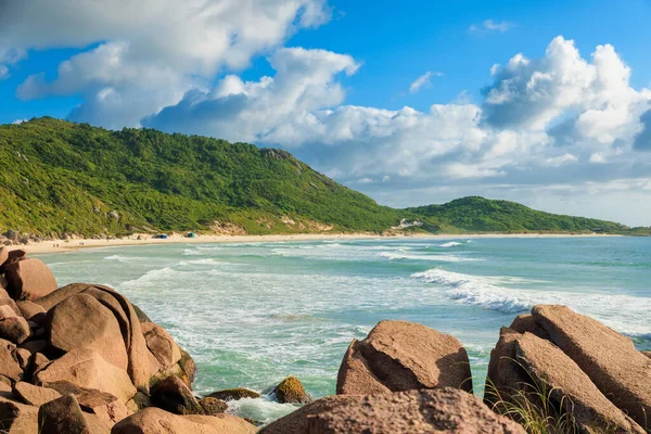 Plaża Praia Galheta Niesamowitymi Kamieniami Falami Oceanu Plaża Nudystów Brazylii — Zdjęcie stockowe