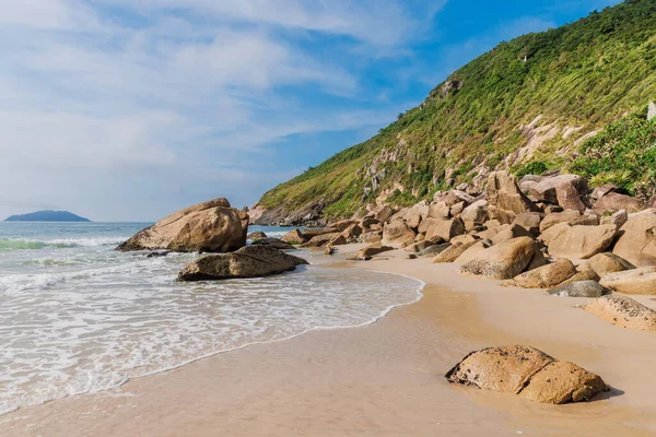 Piaszczysta Plaża Skałami Falami Oceanu Praia Rio Das Pacas Brazylii — Zdjęcie stockowe