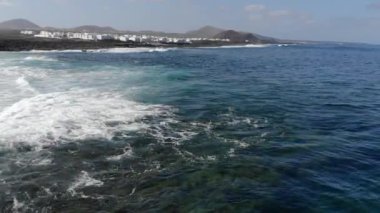 Lanzarote, Kanarya Adaları 'ndaki Santa Sörf Noktası' nın havadan görünüşü