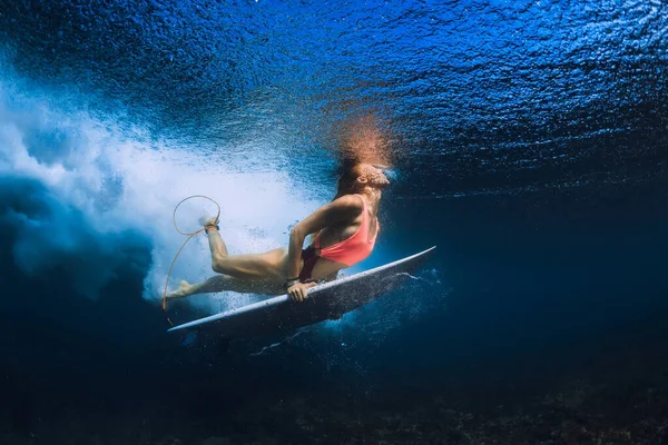 Surfista Chica Buceo Con Tabla Surf Bajo Ola Océano Transparente — Foto de Stock