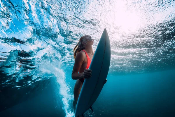 Surfermädchen Mit Surfbrett Unter Wasser Mit Meereswelle Und Sonnenlicht — Stockfoto