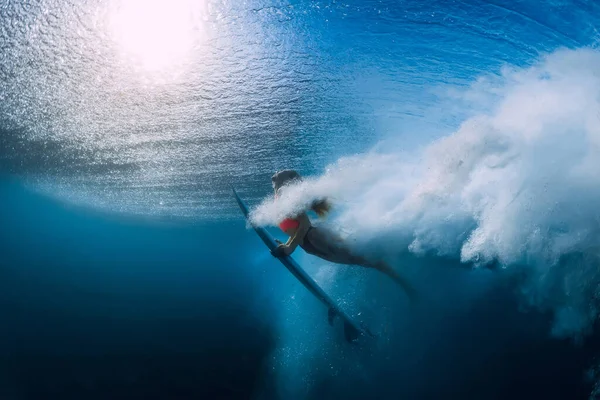 Surfermädchen Mit Surfbrett Taucht Unter Wasser Mit Großer Ozeanwelle Blauen — Stockfoto