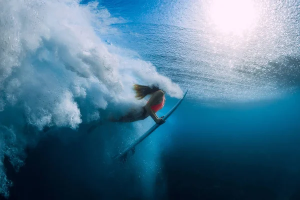 サーフボード ダイビング 水中で大きな海の波の下でサーファー女性 — ストック写真