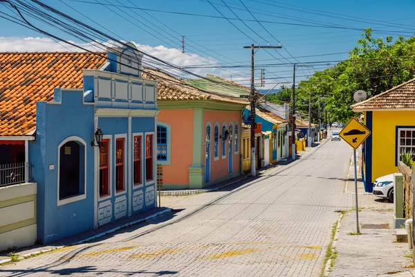 19 Ocak 2022. Florianopolis, Brezilya. Güneşli bir günde Ribeirao da Ilha 'da renkli evleri olan eski bir köy.