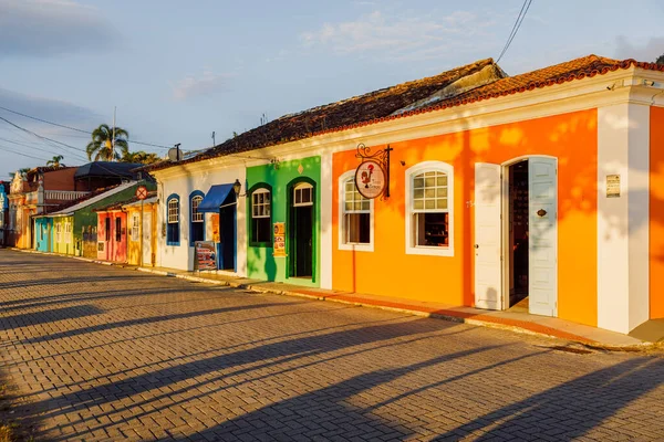 19 Ocak 2022. Florianopolis, Brezilya. Gün batımında Ribeirao da Ilha 'da eski renkli evleri olan bir cadde.