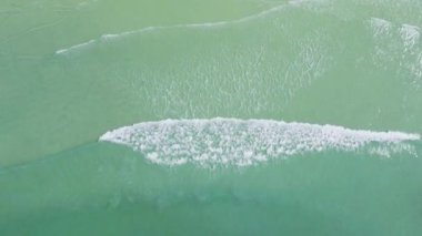 Turkuaz okyanus suyu ve dalgaları olan tropik kumlu sahil, hava manzaralı. Cennet adasının en üst manzarası