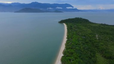 Joaquina plajı ve Brezilya 'da dağlar, kayalar ve dalgalı Atlantik okyanusu olan manzara. Hava görünümü
