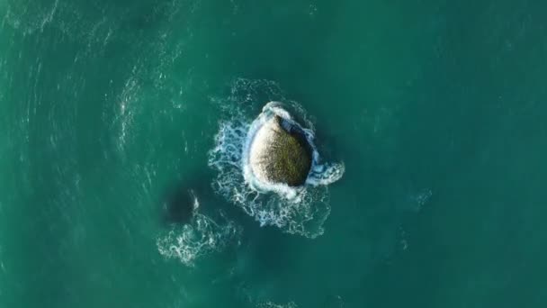 Vista Aérea Superficie Del Mar Con Olas Rocas Costa — Vídeos de Stock