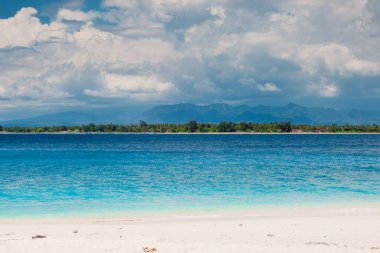 Gili adasında tatil plajı ve mavi okyanus