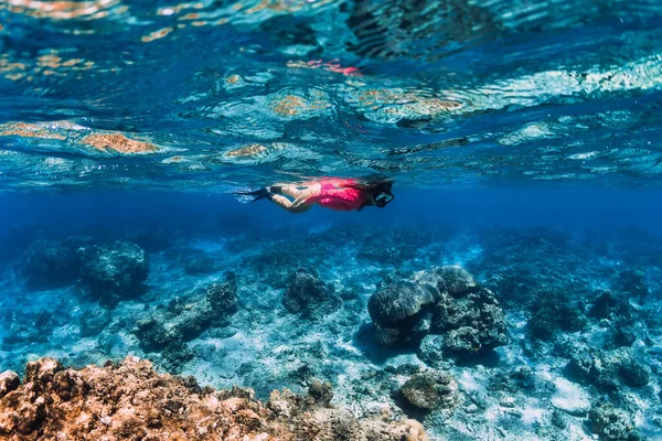 Woman Fins Swim Corals Snorkeling Blue Ocean — ストック写真
