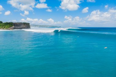 Bali 'de büyük mavi dalgaların ve sörfün havadan görünüşü. Balangan Sahili