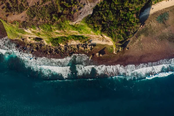 Útes Skalami Oceánem Vlnami Ostrově Bali Letecký Pohled Uluwatu — Stock fotografie