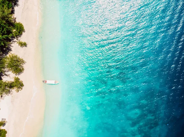 ターコイズブルーのクリスタルの海とボート 空の景色を望む美しい熱帯ビーチ — ストック写真