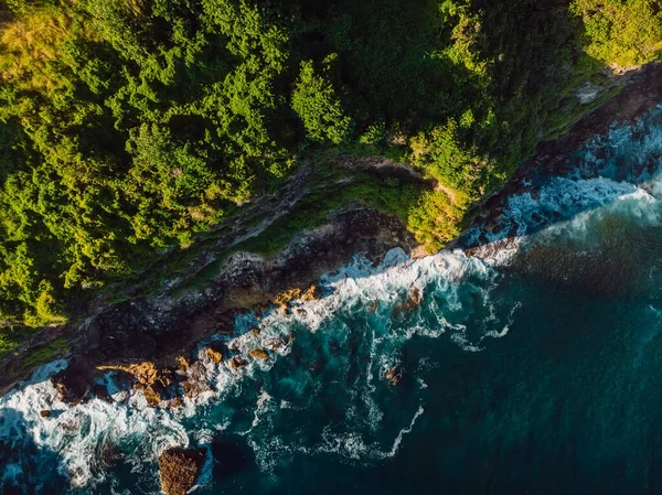 Εκπληκτικό Βράχο Βράχους Και Γαλάζιο Ωκεανό Στο Μπαλί Αεροφωτογραφία — Φωτογραφία Αρχείου