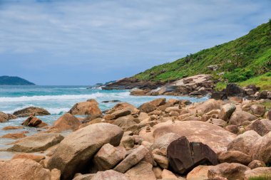Brezilya 'da dalgalı mavi okyanuslu ve plajlı vahşi kıyı şeridi.
