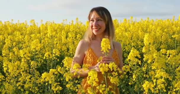 Atraktivní Veselá Žena Řepkovém Poli Západem Slunce Žluté Květy Šťastná — Stock video