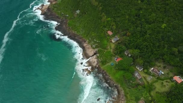 Malownicze Wybrzeże Samotnym Domem Skałami Oceanem Falami Brazylii Widok Lotu — Wideo stockowe