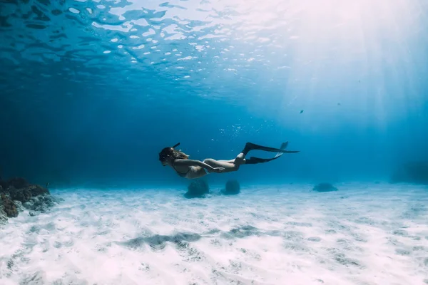 Atrakcyjna Kobieta Freediver Płetwami Ślizga Się Piaszczystym Dnie Freediving Błękitnym — Zdjęcie stockowe