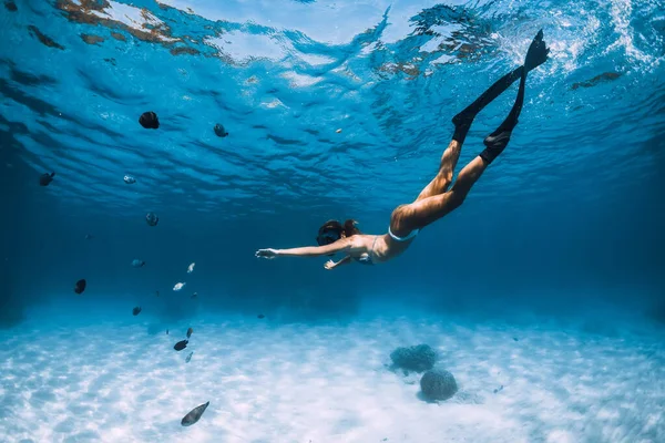 Aantrekkelijke Vrouw Freediver Met Vinnen Glijdt Zandige Bodem Vrij Duiken — Stockfoto