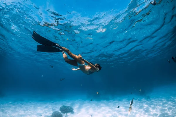 Woman Freediver Glides Underwater Fins Sandy Bottom Freediving Hawaii — стоковое фото