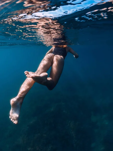 Αθλητική Ενεργή Γυναίκα Μπικίνι Που Κολυμπάει Στον Γαλάζιο Ωκεανό — Φωτογραφία Αρχείου