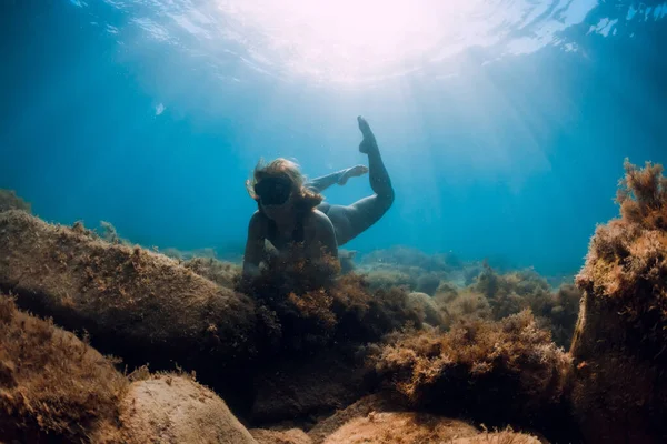 Young Woman Explore Sea Bottom Seaweed Free Diver Girl Mask — ストック写真