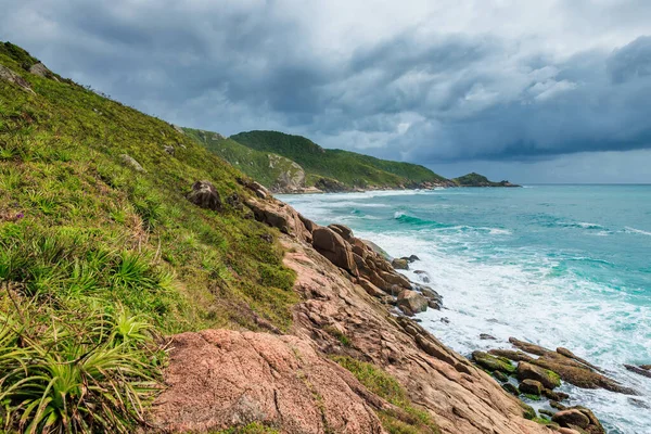 Tropikalne Wybrzeże Turkusowym Oceanem Malowniczym Zachmurzonym Niebem — Zdjęcie stockowe