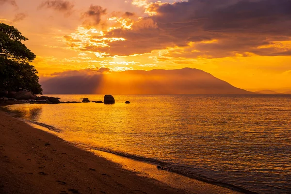 Warm Sunset Silhouette Mountains Beach Quiet Ocean — Stock Photo, Image