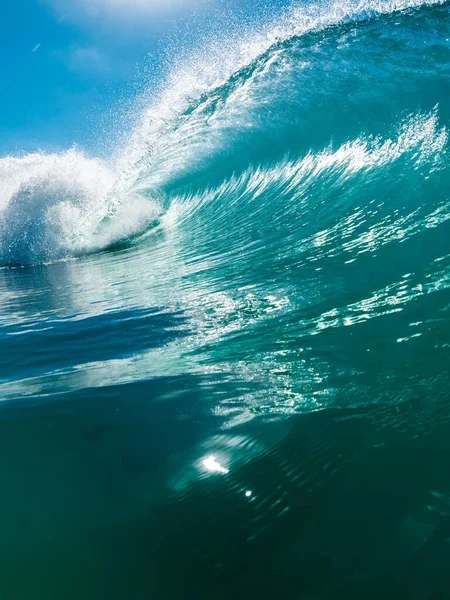 熱帯の海でのバレル波 太陽の光で青い波を破る — ストック写真