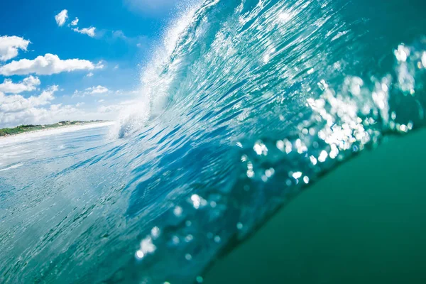 Vista Perto Onda Azul Turquesa Oceano Onda Barril Com Sol — Fotografia de Stock