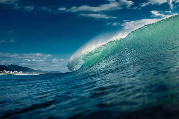 大西洋の洋上風力でビーチブレイク波を粉砕 — ストック写真