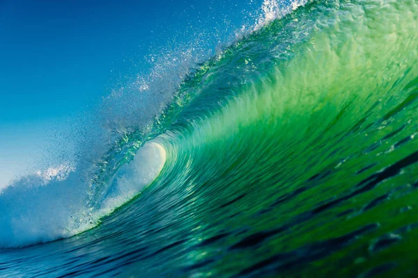 Vague Qui Écrase Avec Des Tons Émeraude Dans Océan Atlantique — Photo