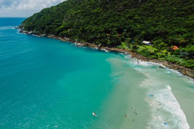 Ormanlar ve mavi okyanusla kıyı şeridi olan Matadeiro plajı. Hava görünümü