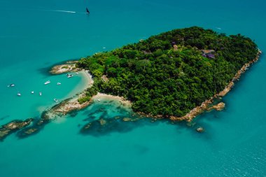 Florianopolis, Brezilya 'da tekneli Ilha do Frances adası ve mavi şeffaf okyanus. Hava görünümü