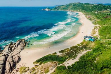 Kayalıklı ve okyanuslu kumlu sahil manzarası. Florianopolis 'teki Köstebek Sahili