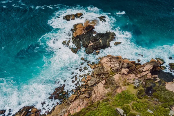 Rotsen Kustlijn Blauwe Oceaan Met Golven Luchtfoto Van Het Zeelandschap — Stockfoto