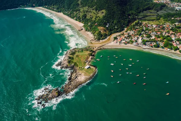 Côtes Avec Île Rocheuse Plage Océan Avec Vagues Bateaux Brésil — Photo