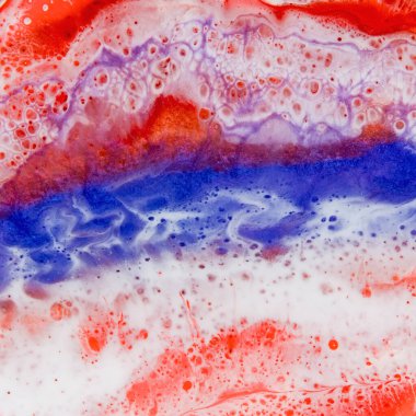 Parlak menekşe ve kırmızı renklerle boyama sanatı. Epoksi etkisi arkaplanı