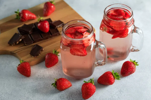 Erdbeergetränk Mit Beeren Und Holzbrett Mit Dunkler Schokolade — Stockfoto