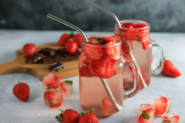 딸기를 마시는 맛있는 식음료와 — 스톡 사진