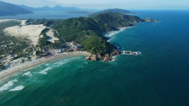 Pláž Joaquina Horským Pobřežím Oceánem Vlnami Brazílii Letecký Pohled — Stock video