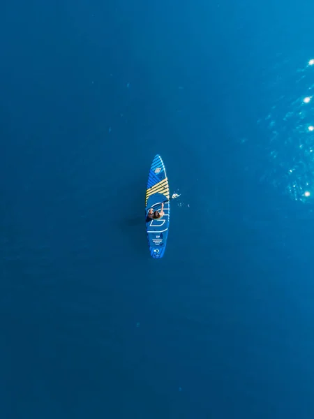 2022年5月20日 土耳其 在蓝色的海面上站在船桨上的女人 女人在海里的浅水船上行走 空中景观 — 图库照片