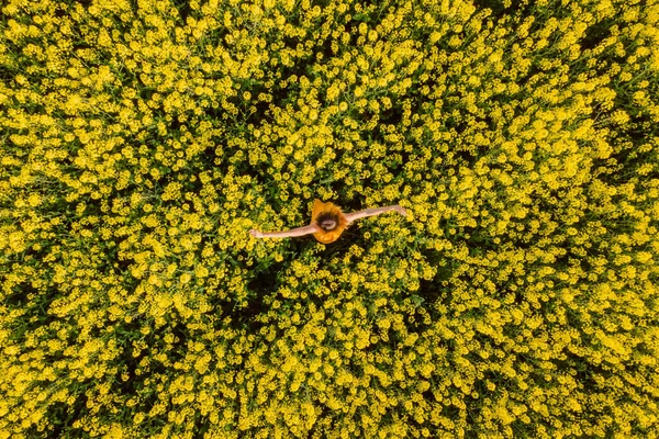 Kolza Tohumu Tarlasında Uçan Kadın Görüntüsü Sarı Çiçekler Mutlu Bir — Stok fotoğraf