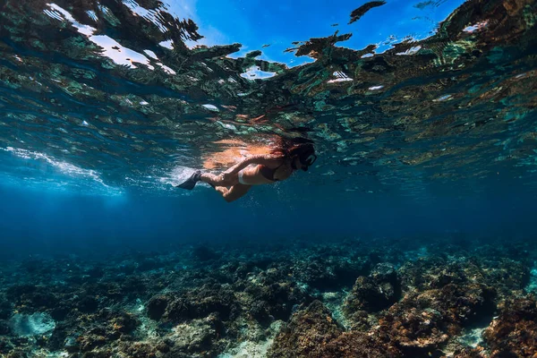 Mujer Con Aletas Desliza Bajo Agua Océano Hawaii — Foto de Stock